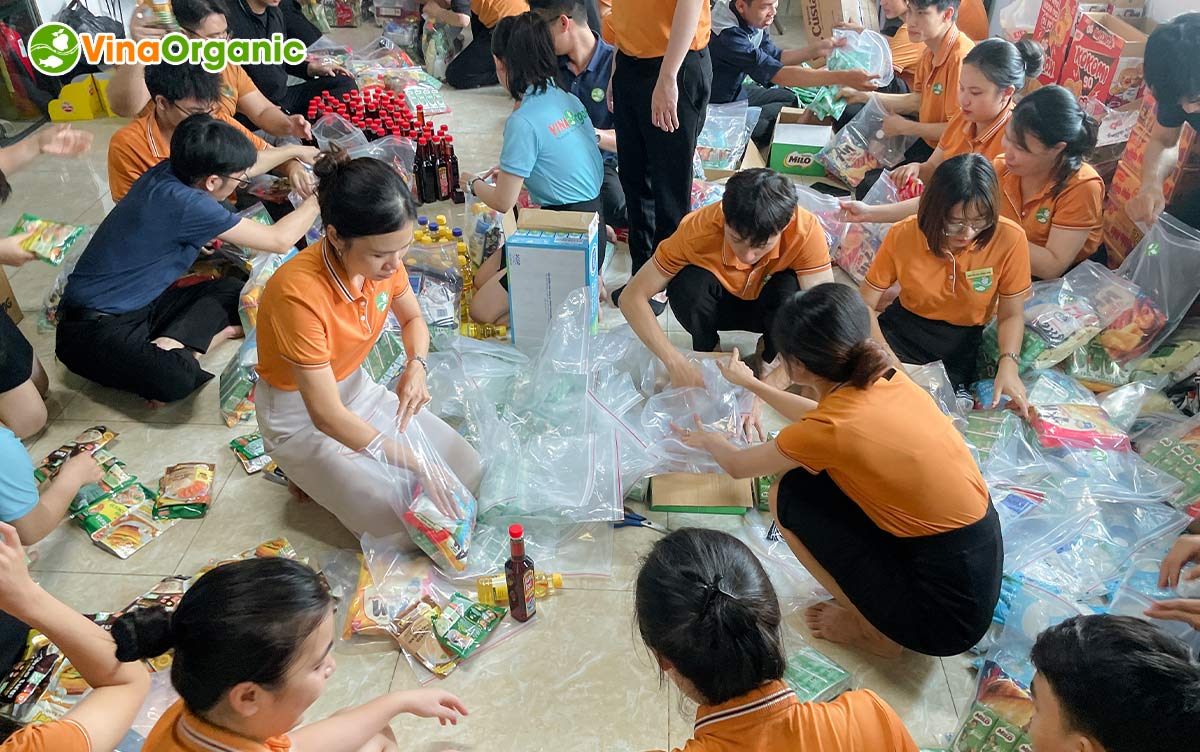 Với tinh thần “lá lành đùm lá rách”, đại gia đình VinaOrganic cùng nhau sẻ chia và lan tỏa yêu thương, hướng về miền Trung thân thương!